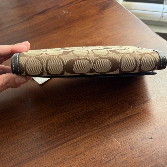 Vintage Coach Hampton Tan and Brown Signature Wallet - Picture 4 of 8